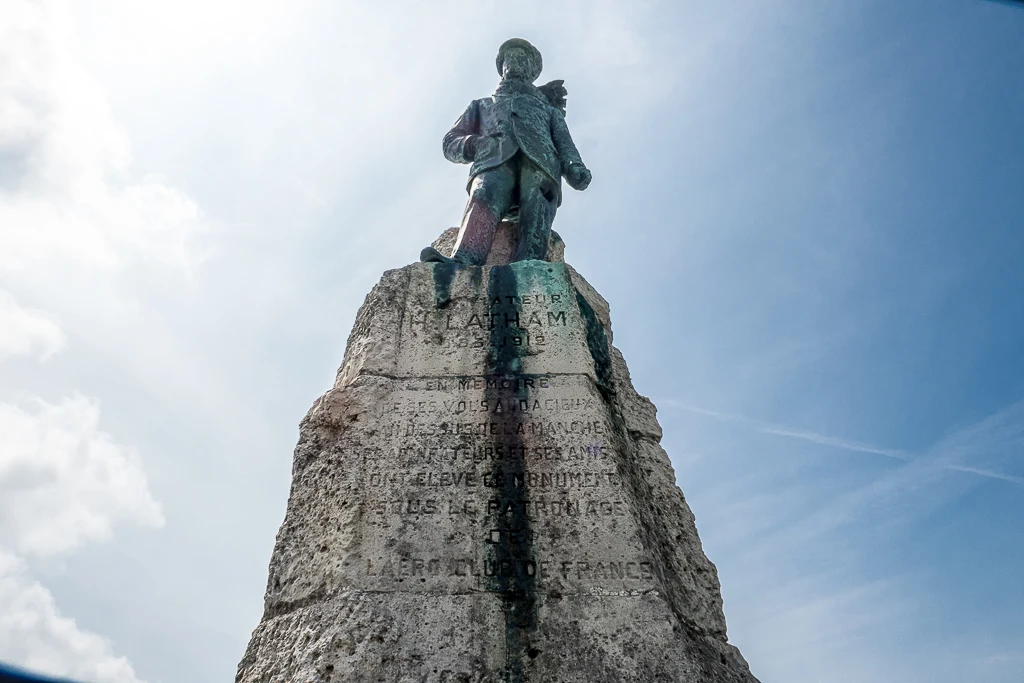 La statue de Hubert Latham en 2025