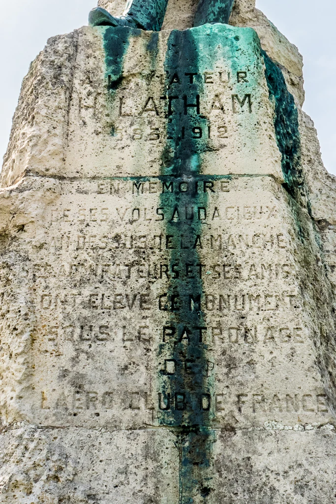 Le socle de la statue de Hubert Latham en 2025