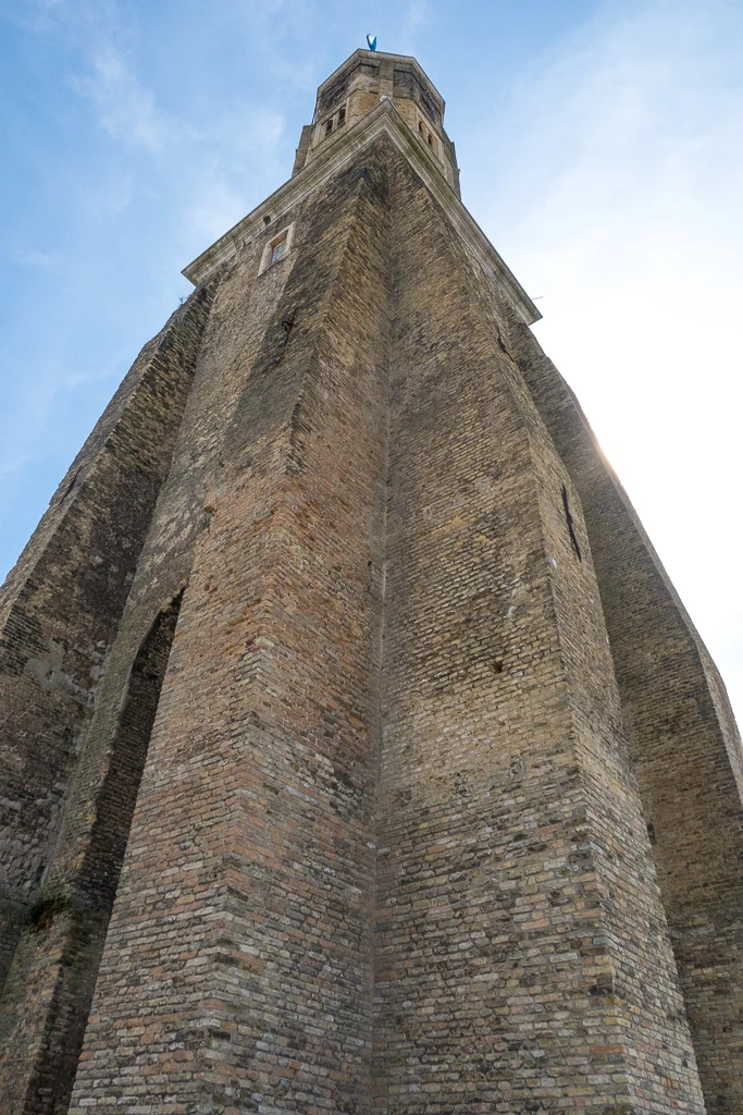 Au pied du plus monument historique de Calais