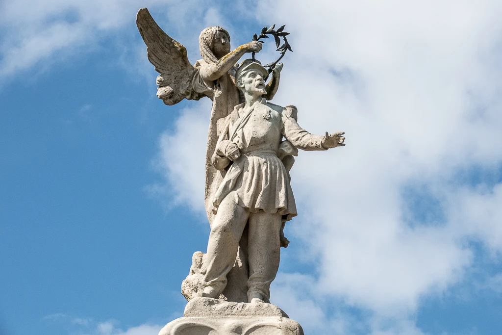 La partie haute du Monument du Souvenir de Calais