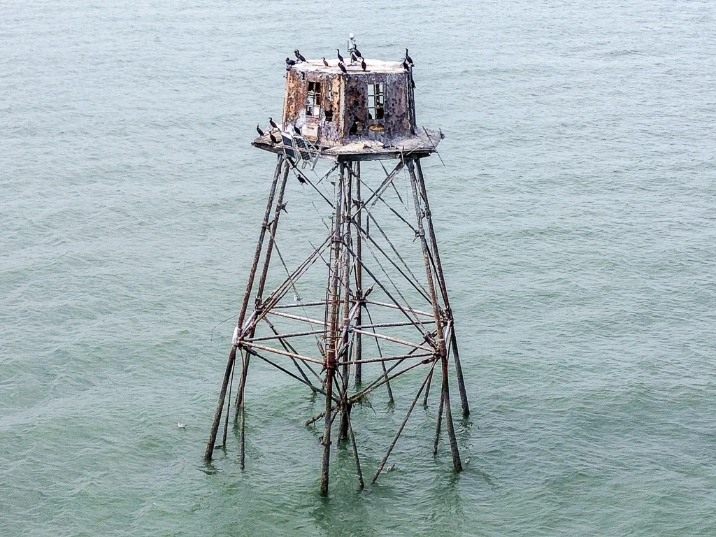 Le phare de Waldam en pleine mer