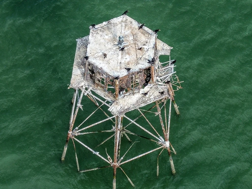 Le phare de Waldam en vol d'oiseau