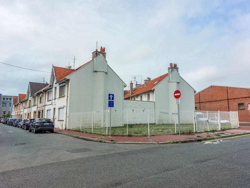 Le vieux lotissement des Sapeurs-Pompiers en partir détruit.