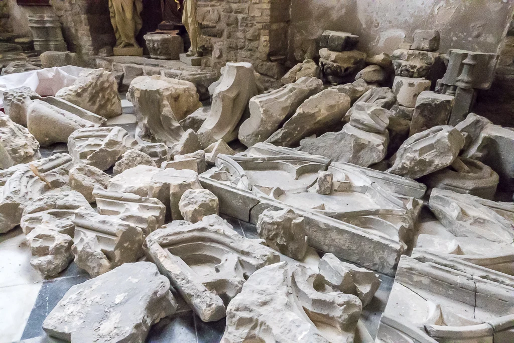 Les vestiges des pierres d'origine de Notre-Dame de Calais