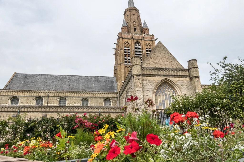 Notre-Dame de Calais vu de l'entrée du jardin Tudor