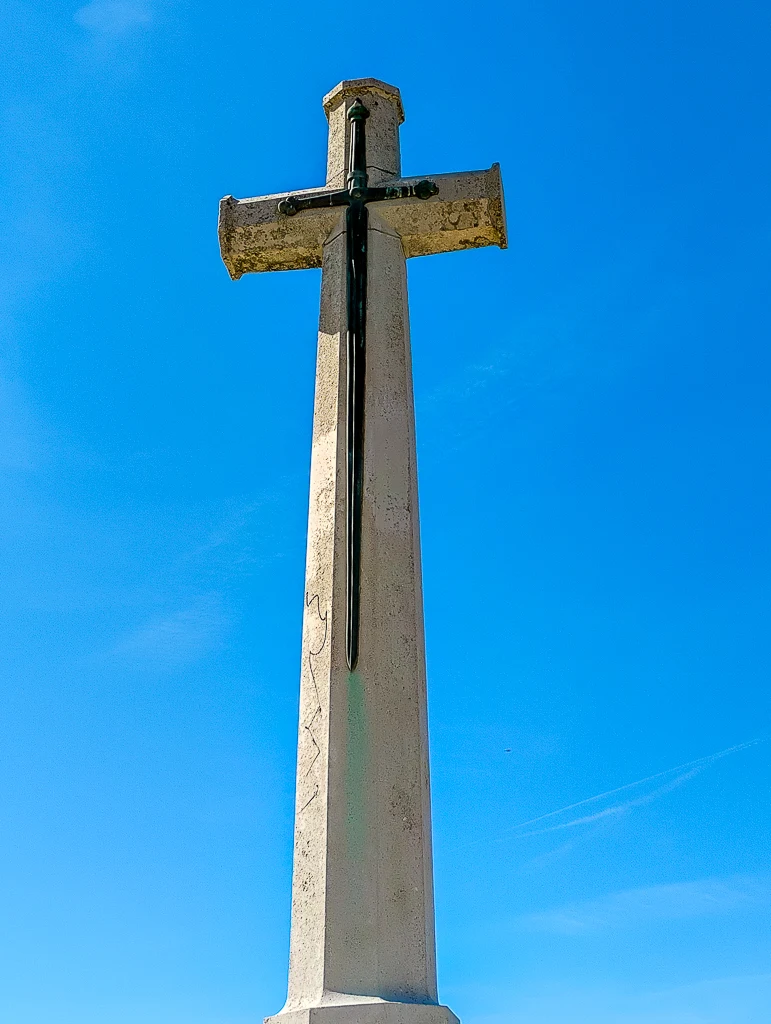 L'épée scellée dans l'édifice de la croix du memorial des Green Jackets de Calais