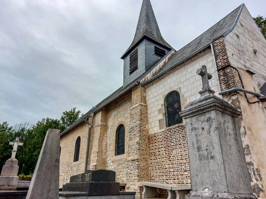 L'église de Bonnines-les-Calais parmi les tombes de son cimetière