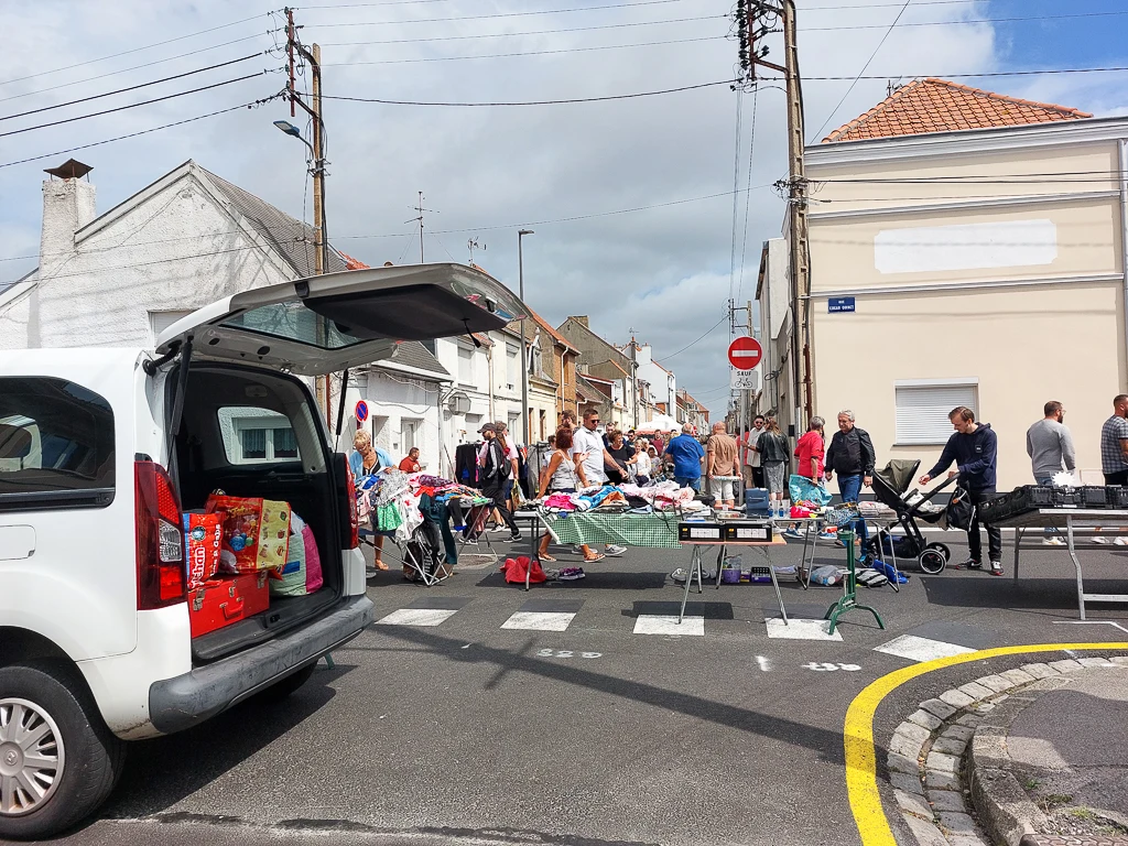 L'entrée de la rue du Vauxhall et de la braderie