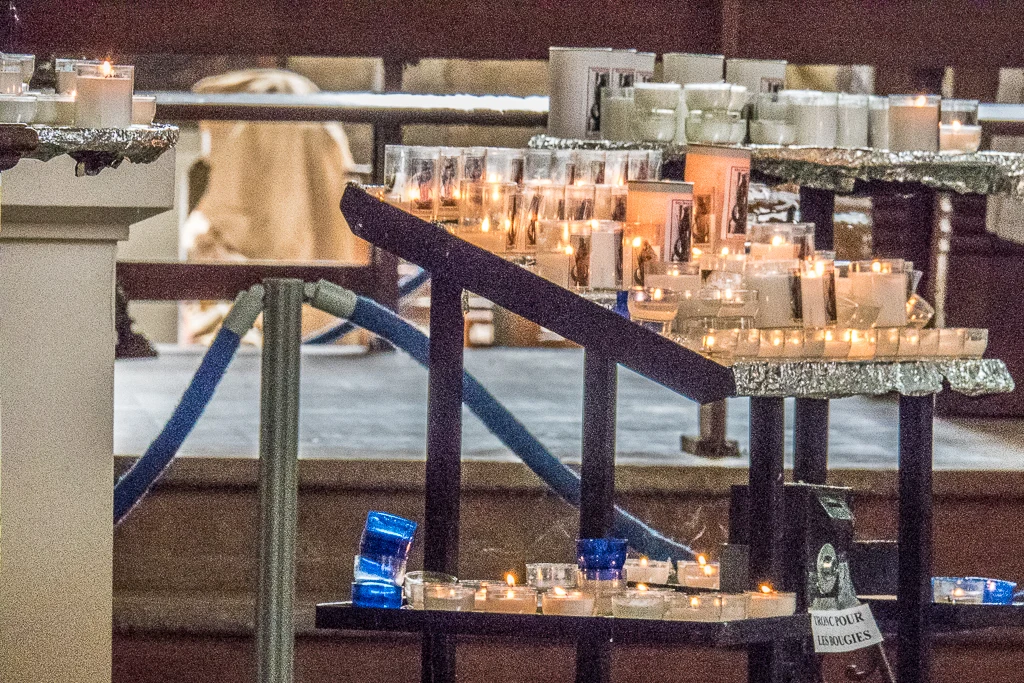 Les bougies de l'église Notre-Dame de Calais