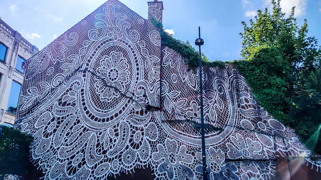 Graffe de dentelle, rue Sambord