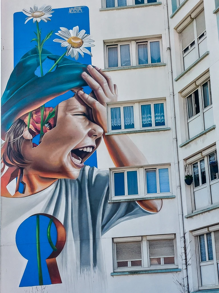 un suréalisme de l'enfant des quartiers en fou-rire par NYOTA