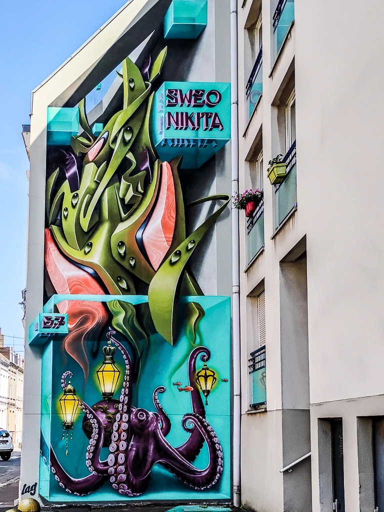un graffe d'art mixte, rue du Temple