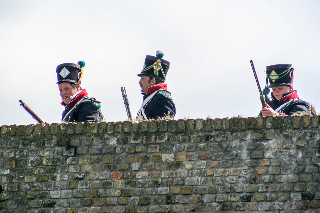Des fantassins sur les murailles du Fort Nieulay