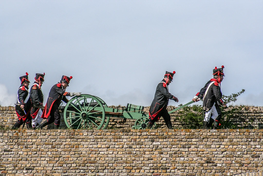 On équipe d'un caon les remparts du Fort-Nieulay