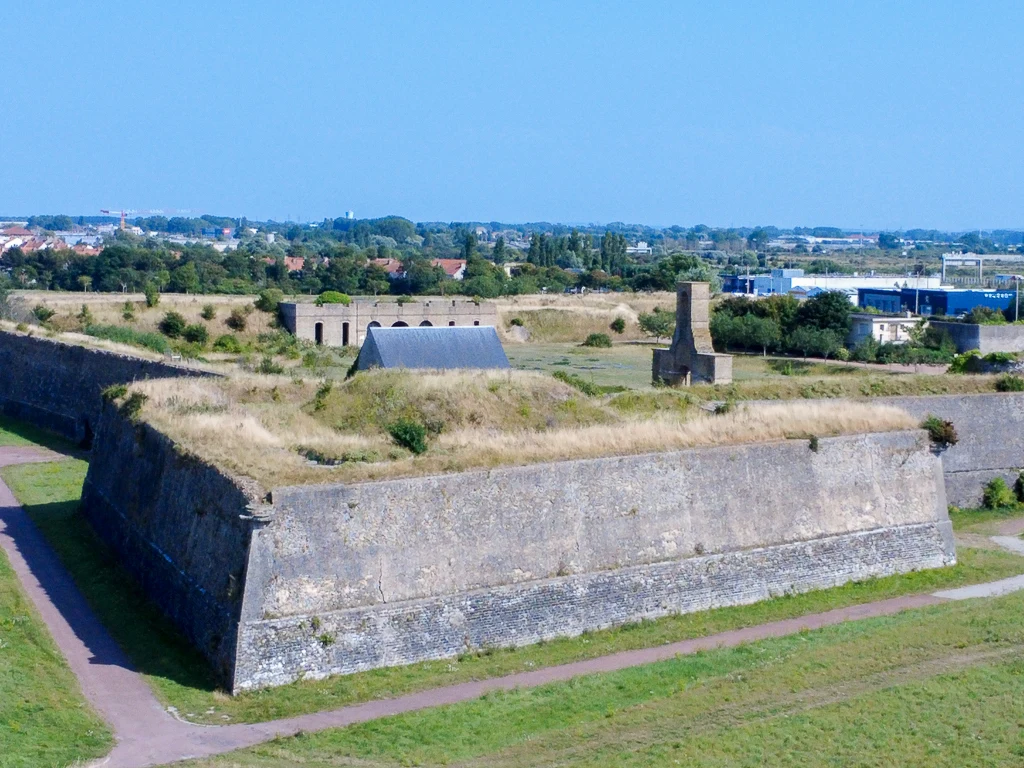 L'aile gauche de la porte de