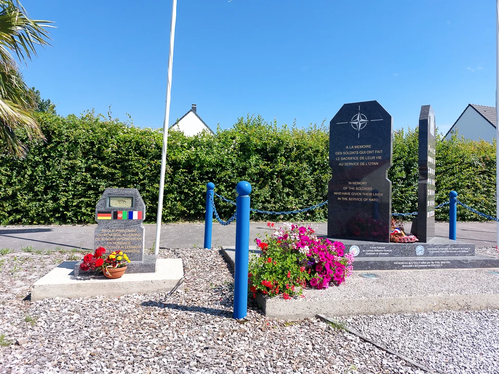 La partie gauche du Mémorial de l'OTAN