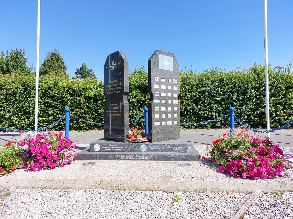 Les stèles centrales du Memorial de l'OTAN de Frethun