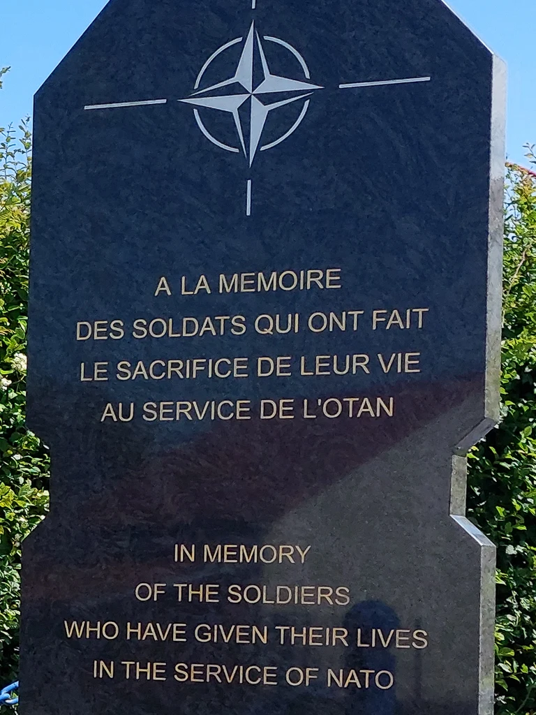 L'inscription de la stèle du Mémorial de l'OTAN