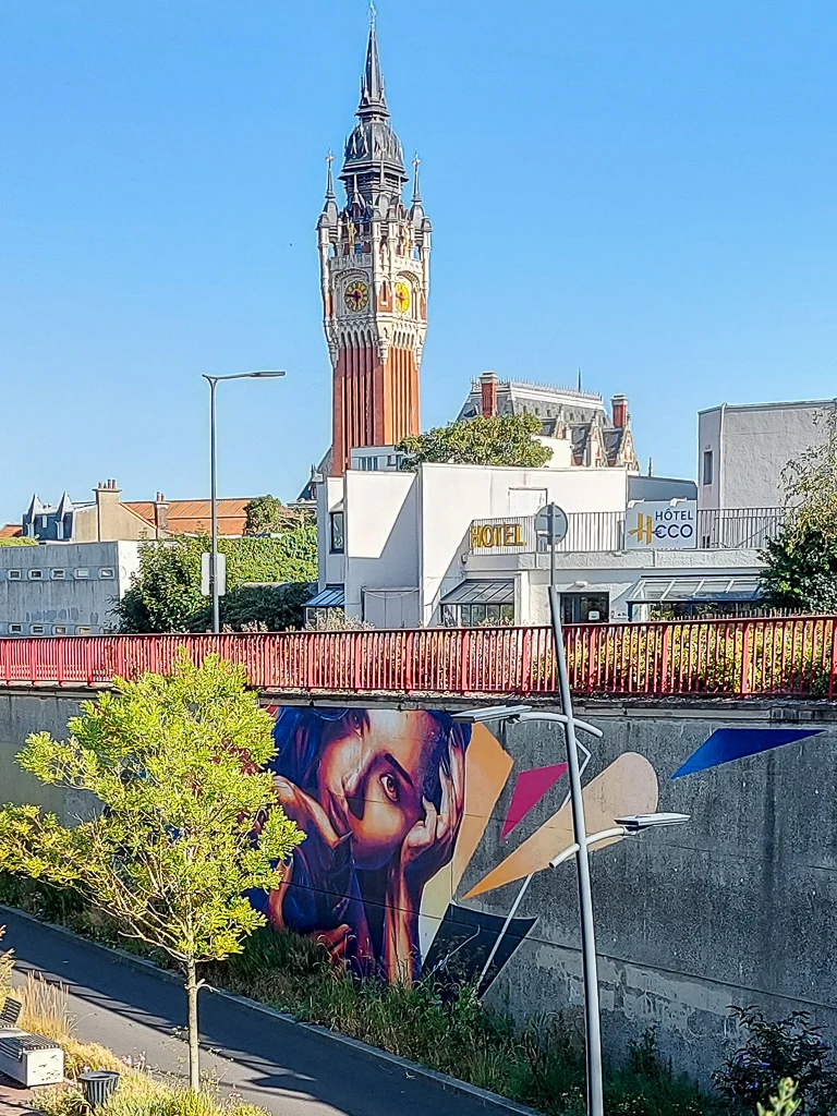 Sur la voie d'accès passant sous le pont Georges-V