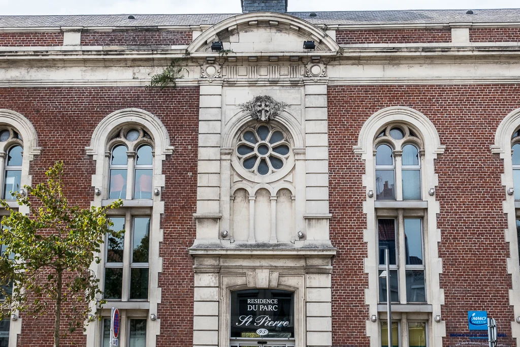 Le porche de l'hospice du boulevard Jacquard qui était toujours fermé