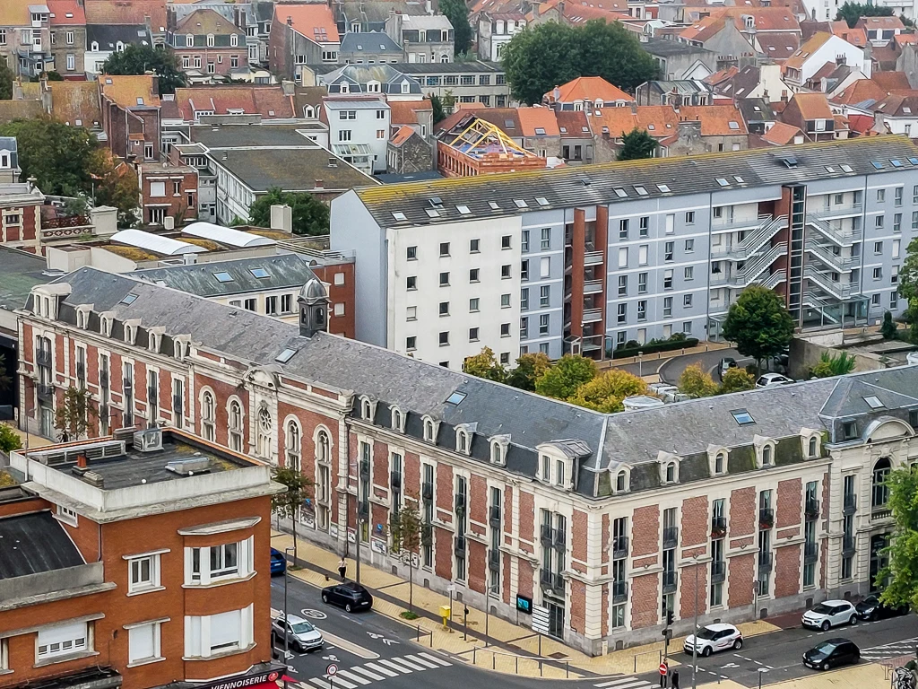 Une vue aérienne de l'hospice donnant boulevard Jacquard et rue Aristide-Briand à Calais