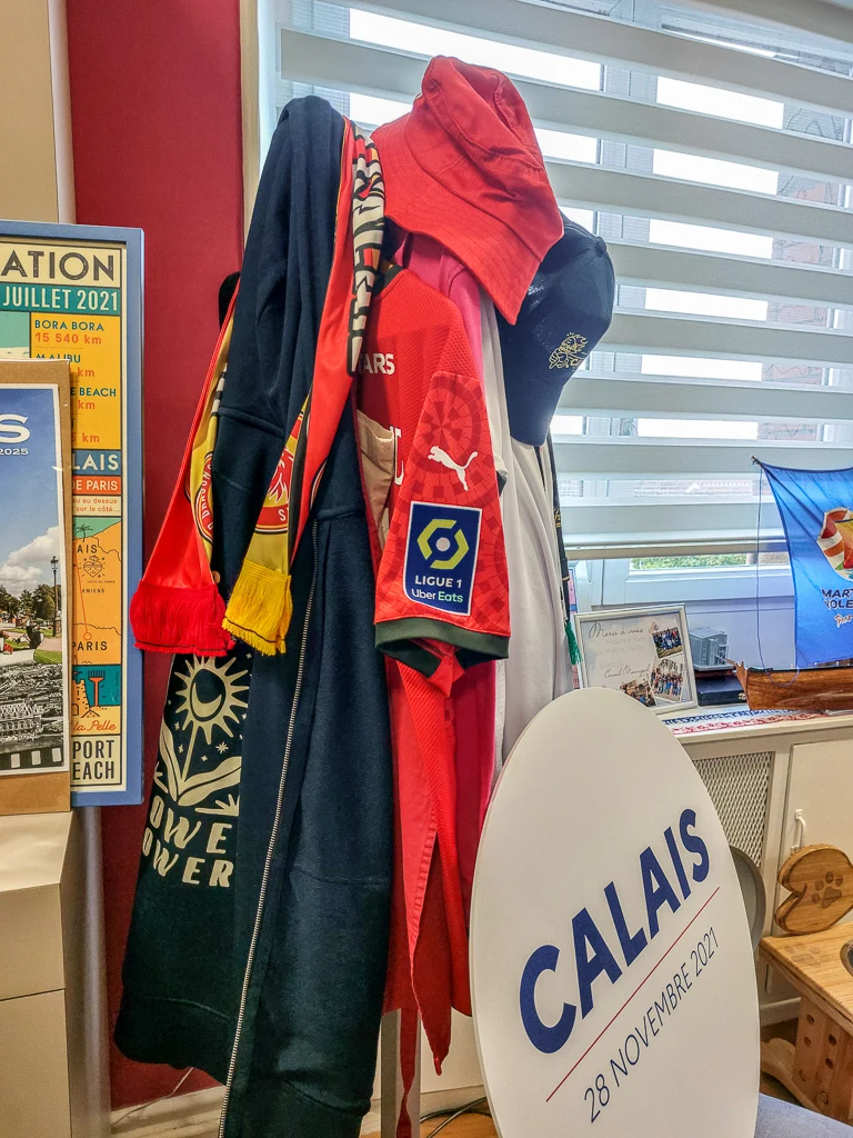 Des cadeaux du monde du football à Natacha Bouchart