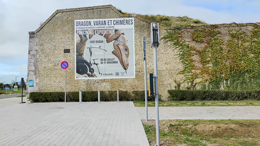 interdiction de stationner à l'entrée du Logis du Major de Calais