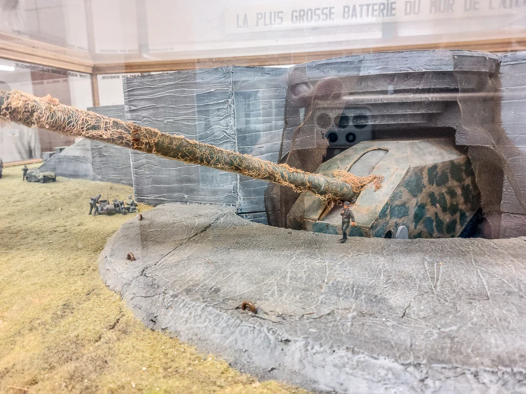 Les batteries de canon en réplique de la taille d'un soldat