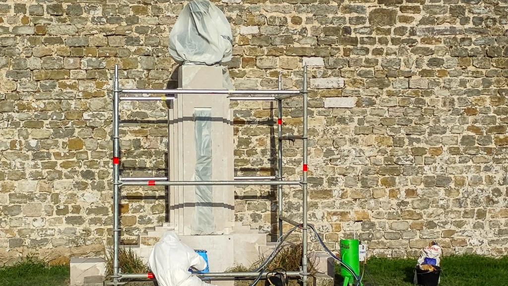 rénovation de la stèle de Gilbert Brazy à Calais