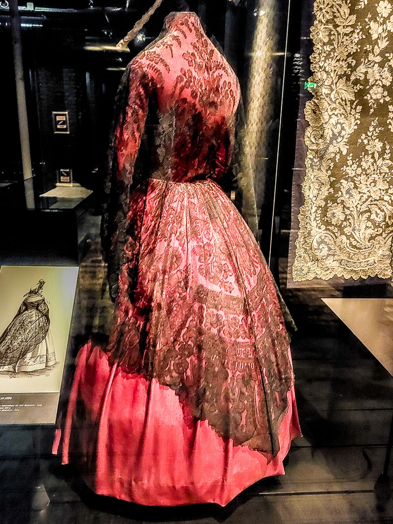 Une robe de dentelle du siècle dernier