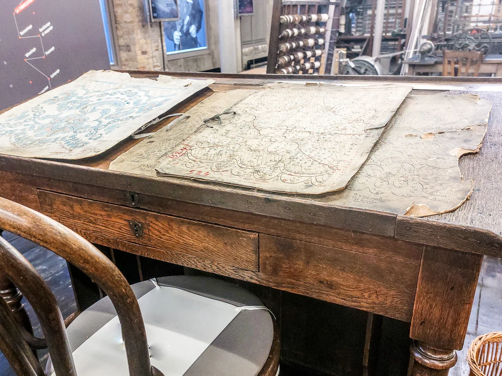 Bureau d'esquisseur en dentelle