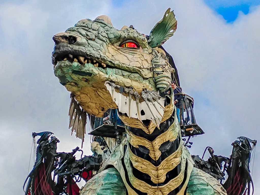 La Dragon de Calais avec ses yeux de feu