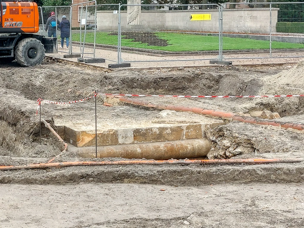 Les vestiges de la porte Richelieu, place Foch à Calais