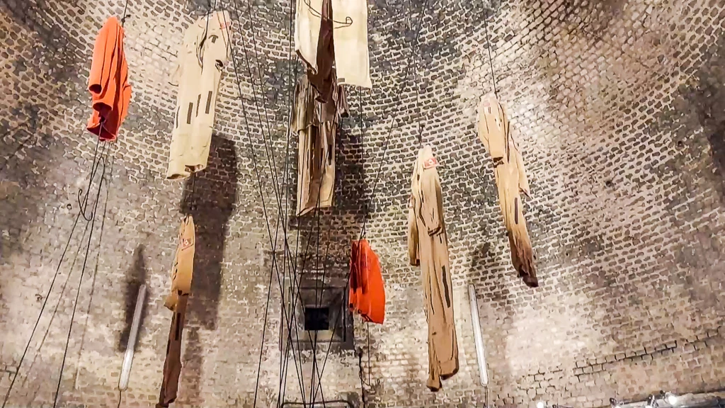 Tel que les vêtements de mineurs de charbon suspendus au plafond