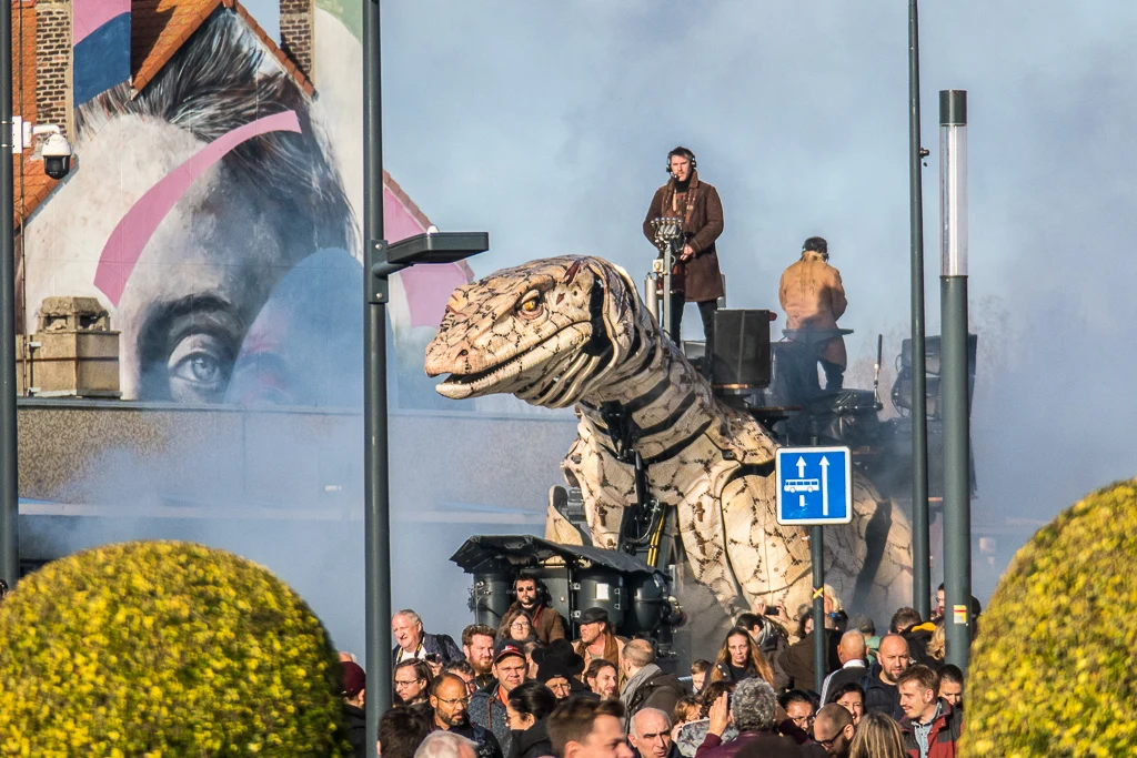 La Varan arrive par le pont de la Gare, précédé de son public admirateur