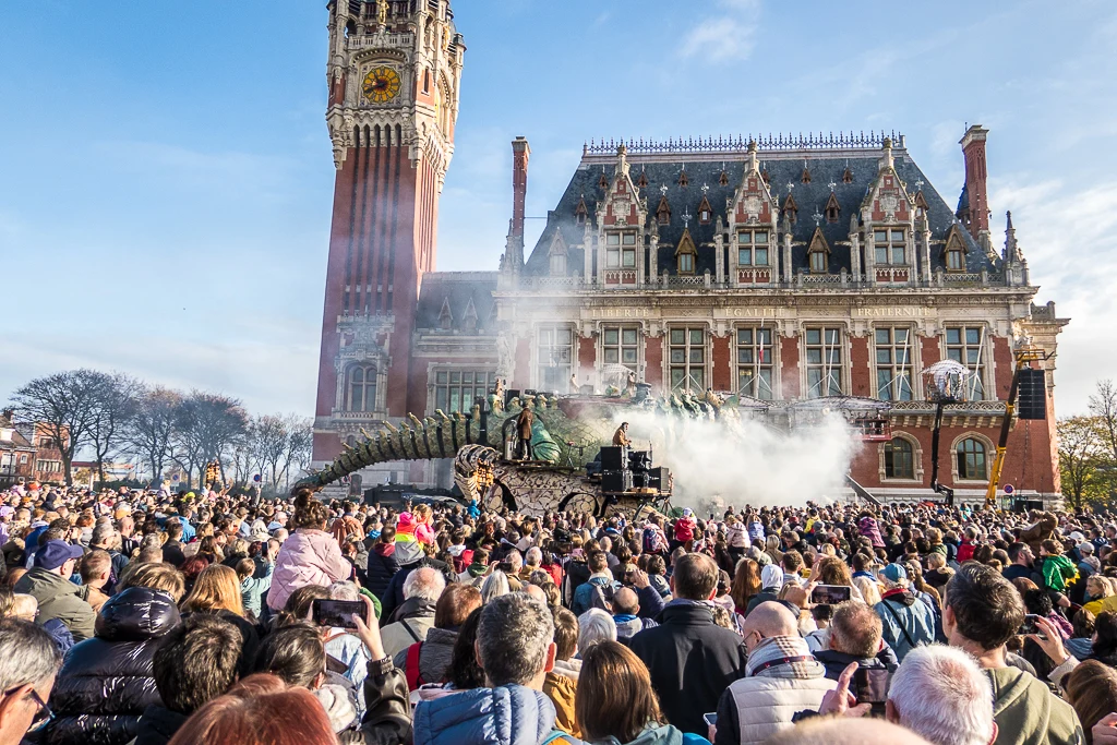 Un très nombreux public venu vénérait le nouveau Varan et le Dragon