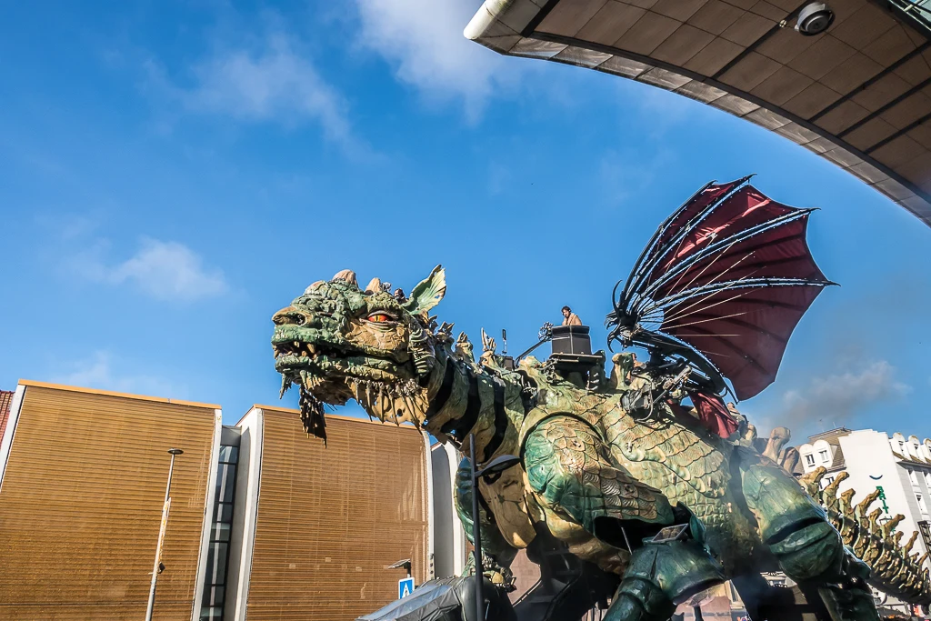 Un beau ciel bleu met en lumière le Dragon de Calais