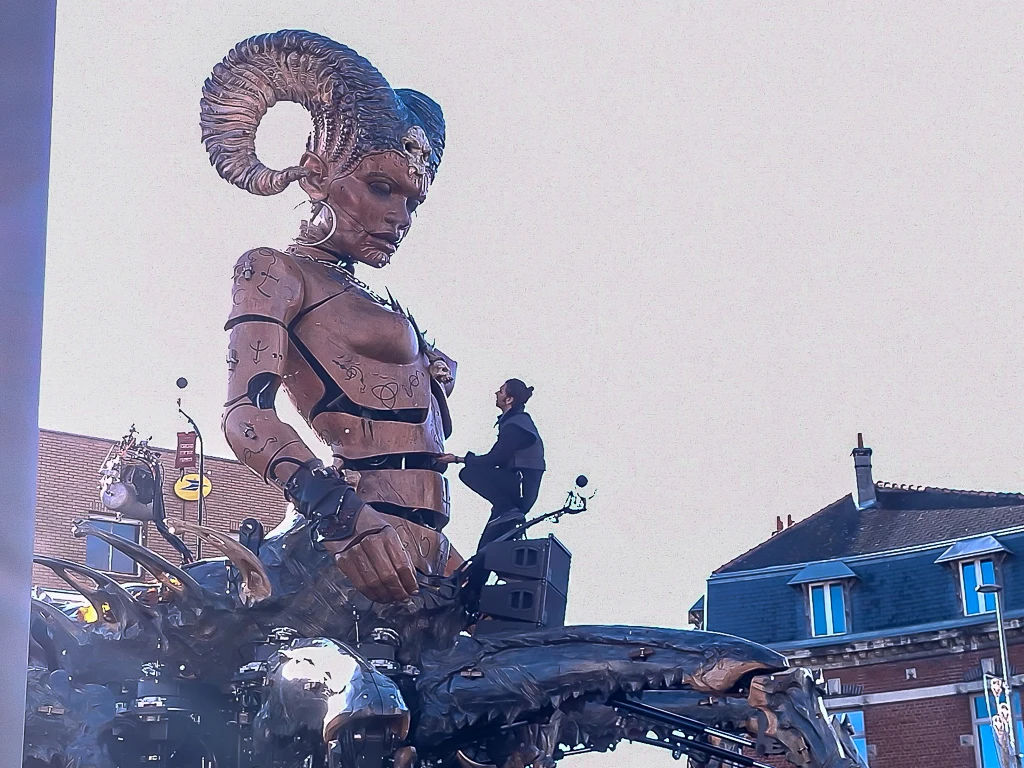 Petite visite technique de Lilith avant le départ de la place d'Alsace de l'Acte II Scène 2 de l'Odyssée du Varan