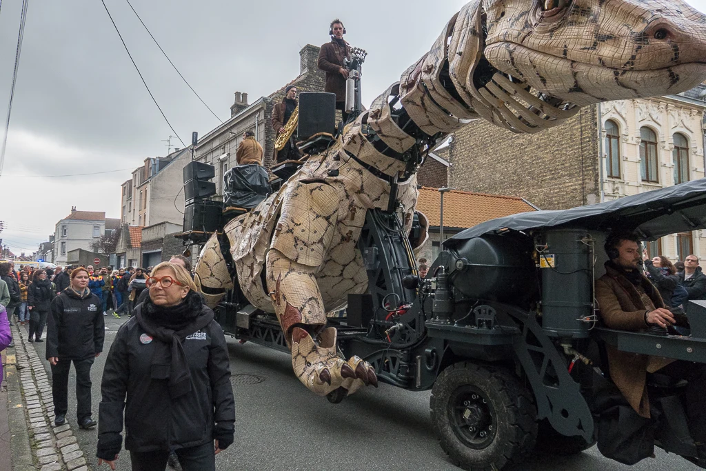 Natacha Bouchart accompagnant le Varan de Calais