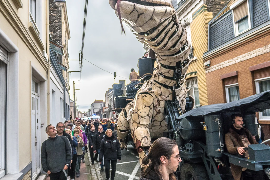 Les rues sont étroites, mais le Varan passe, saluant les habitants