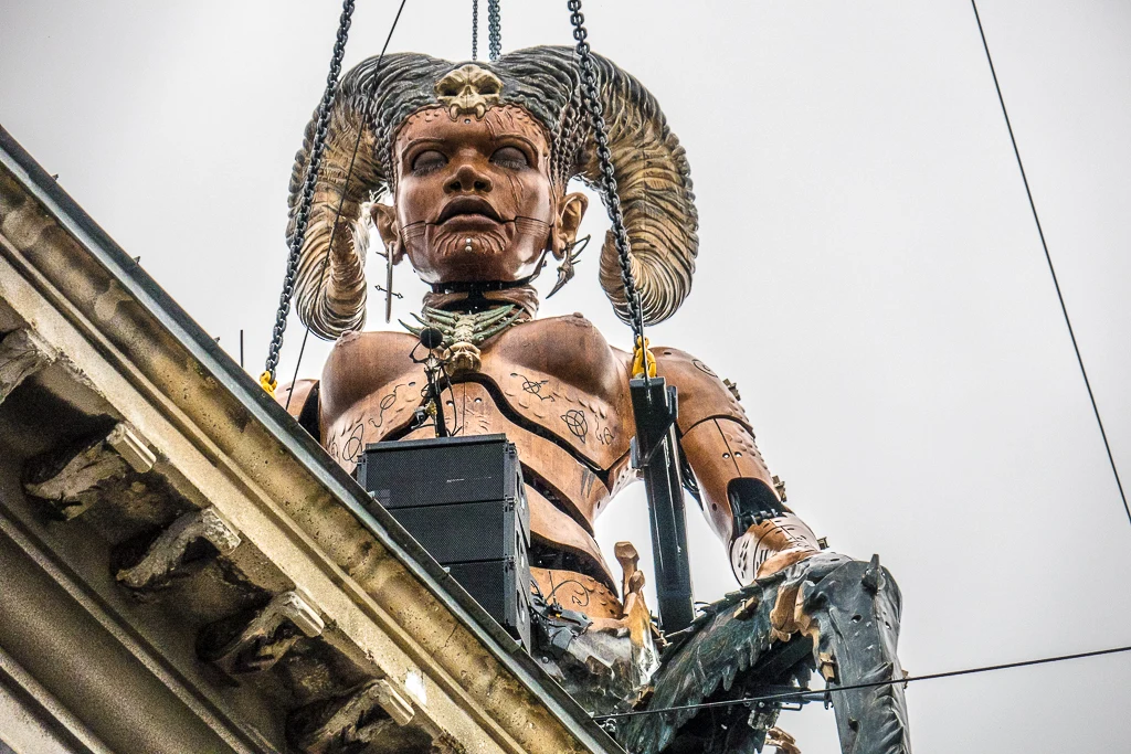 L'effrayante Gardienne des Ténèbres juchée sur le toit du Palais de Justice de Calais
