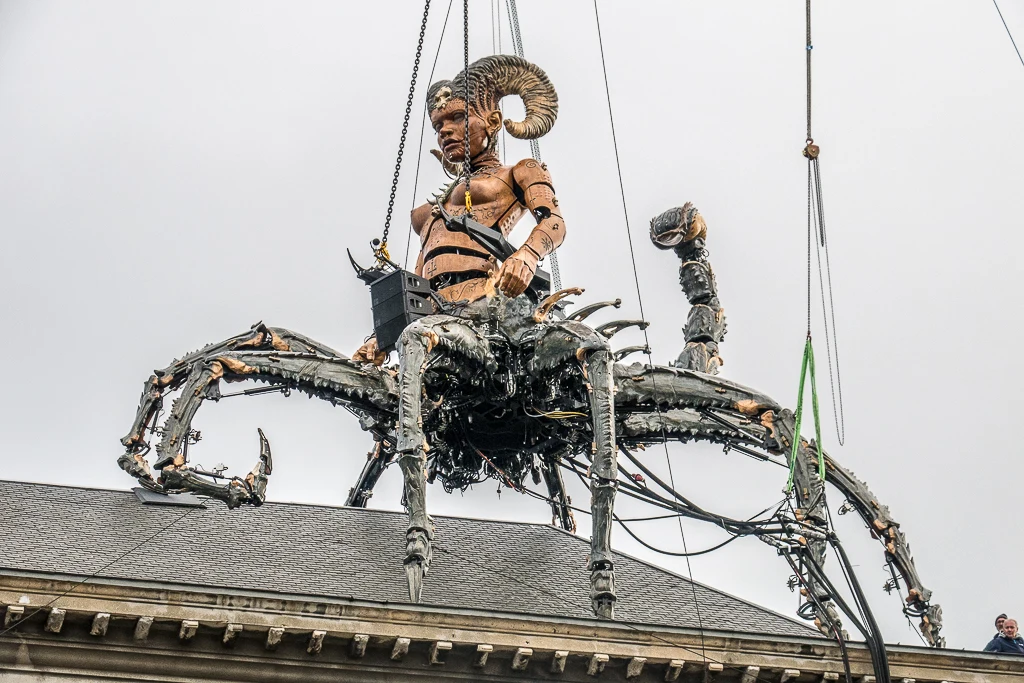 La Gardienne des Ténèbres avec ses pattes d'araignée