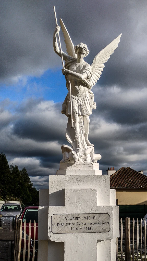 La statue de l'archange Saint-Michel dédiée à la période 1914-1918 à Guînes