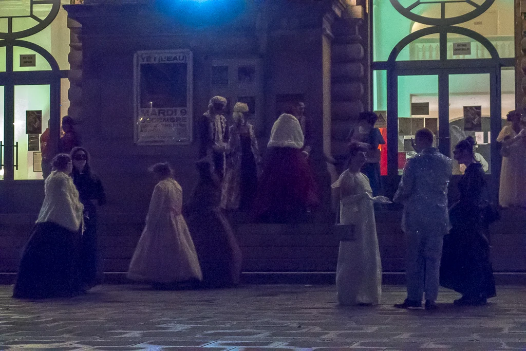 Dans la pénombre on gravit la marches du Grand Théâtre