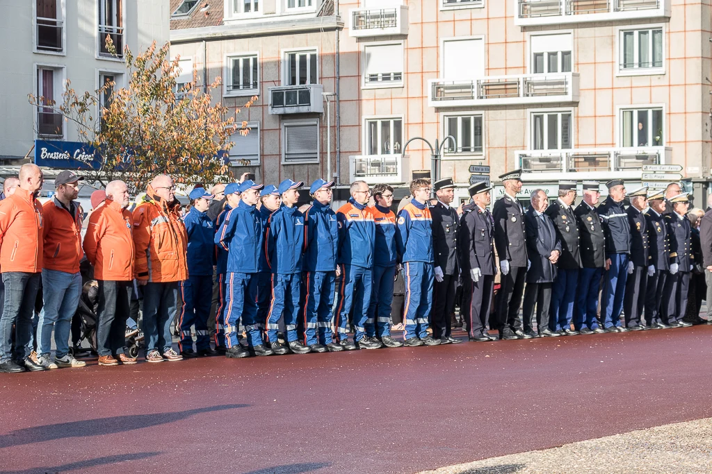De gauche à drooite: les sauveteurs en mer, les jeunes de la Protection Civile et les personnalités militaires de Calais
