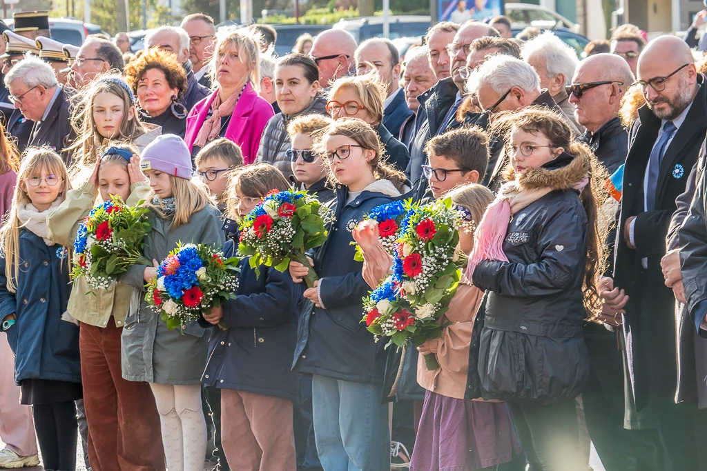 Les enfants prêts à déposer leurs fleurs sur le Monument aux Morts de Calais