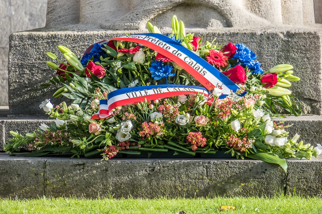 Les deux premières gerbes de fleurs déposées