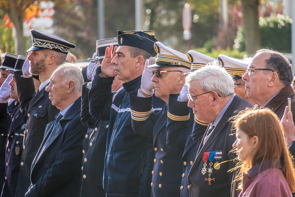 On salue l'hymne national