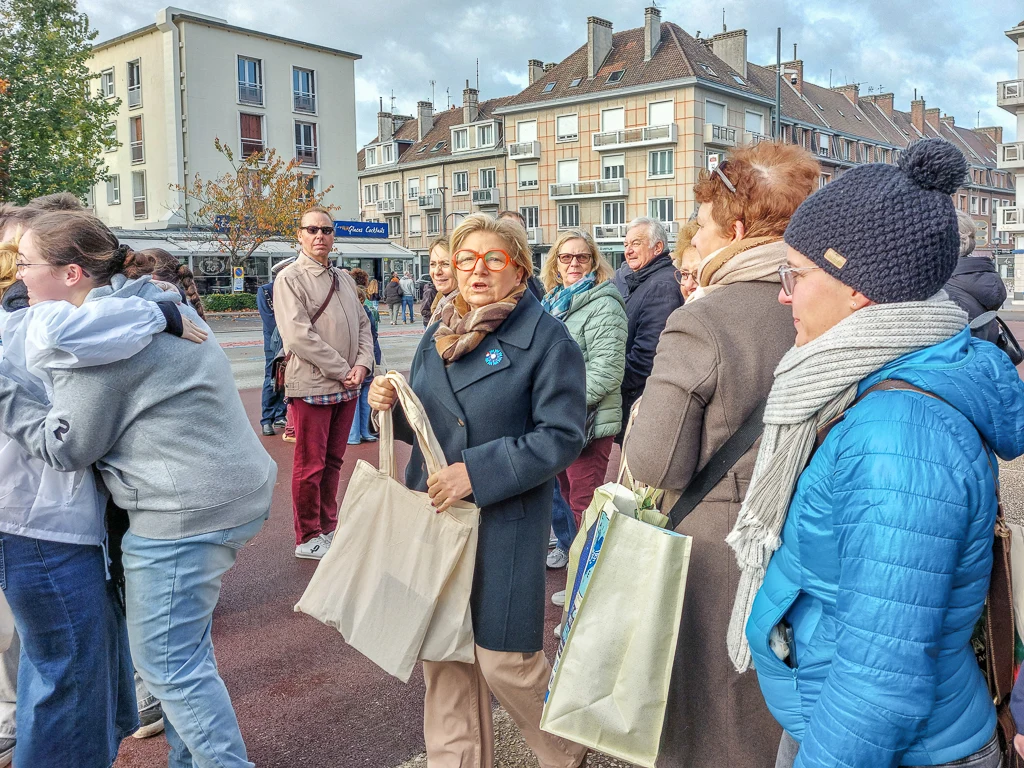 Natacha Bouchart offrant les cadeaux aux enfants