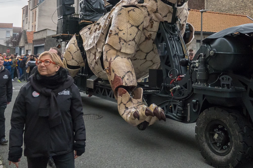 Natacha Bouchart escortant le Varan de Calais